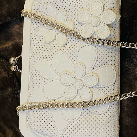 Isabella Fiore Small baby soft white clutch with 3-3D flower’s on the front 🌸 - Picture 5 of 11